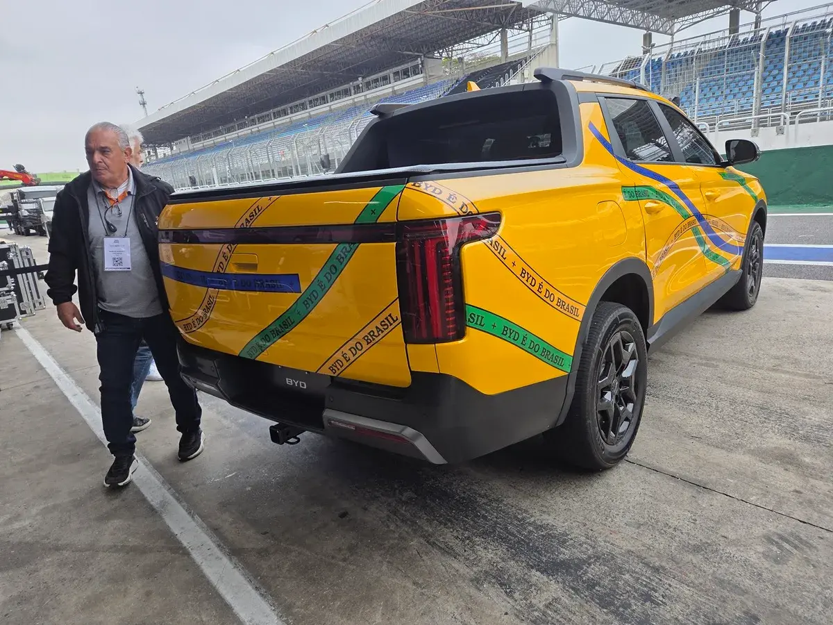 BYD Mako, picape rival da Fiat Toro, surge em Interlagos