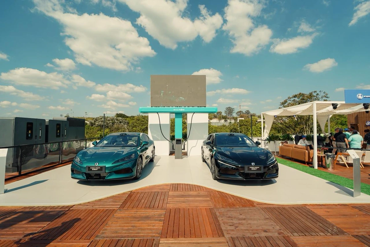 Sistema de recarga ultrarrápida da Denza para carros elétricos tem potência de até 1.500 kW por conector CCS2
