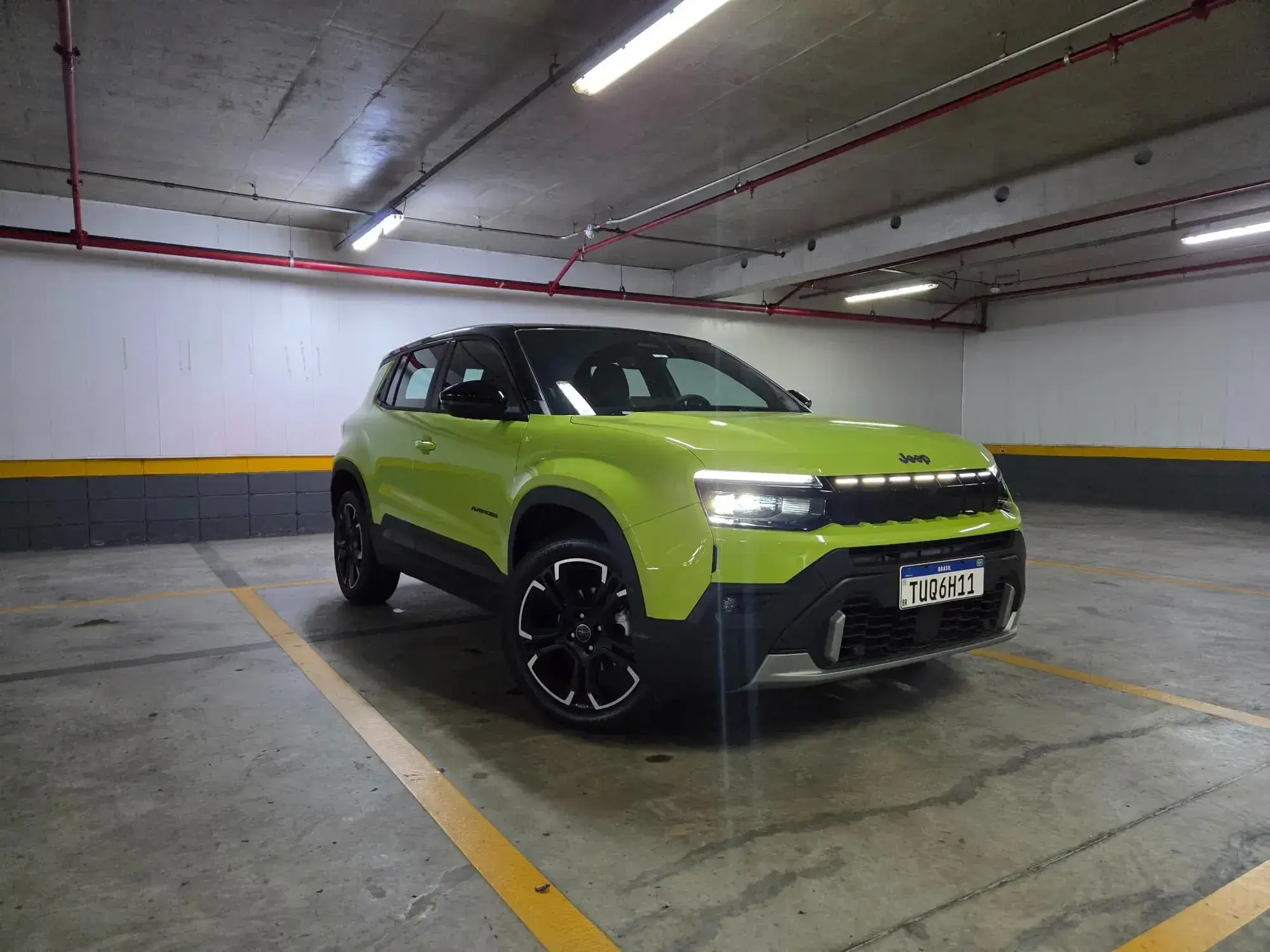 Jeep Avenger Limited 2027 tem bateria de 12 voilts que ajuda o motor 1.0 turbo flex nas acelerações e retomadas